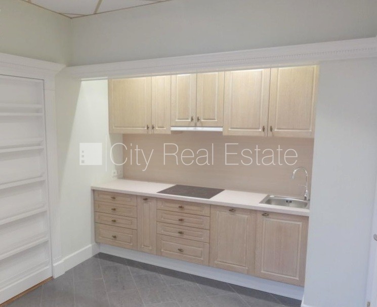 Sludinājumi. Fasādes māja, ieeja no ielas, kāpņu telpa pēc kosmētiskā remonta, logi vērsti mājas abās pusēs, Cena: 1350 EUR/mēn Foto #21