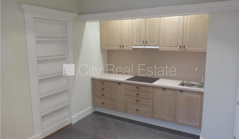 Sludinājumi. Fasādes māja, ieeja no ielas, kāpņu telpa pēc kosmētiskā remonta, logi vērsti mājas abās pusēs, Cena: 1350 EUR/mēn Foto #22