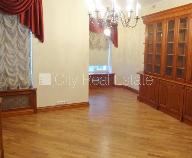 Sludinājumi. Fasādes māja, ieeja no ielas, kāpņu telpa pēc kosmētiskā remonta, logi vērsti mājas abās pusēs, Cena: 1350 EUR/mēn Foto #3