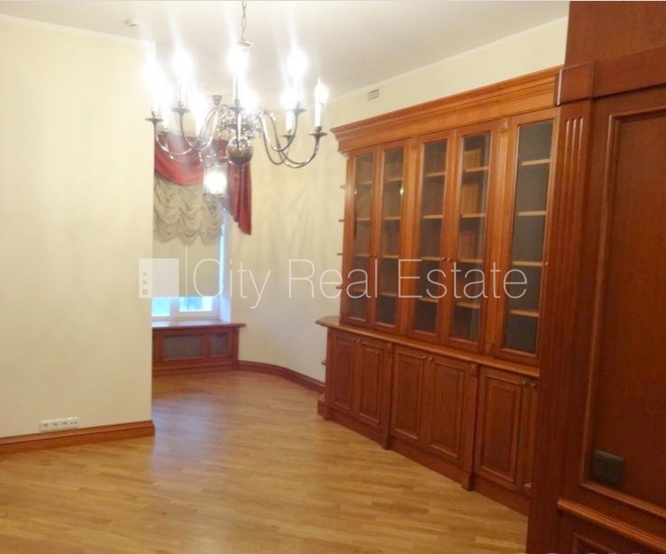 Sludinājumi. Fasādes māja, ieeja no ielas, kāpņu telpa pēc kosmētiskā remonta, logi vērsti mājas abās pusēs, Cena: 1350 EUR/mēn Foto #5