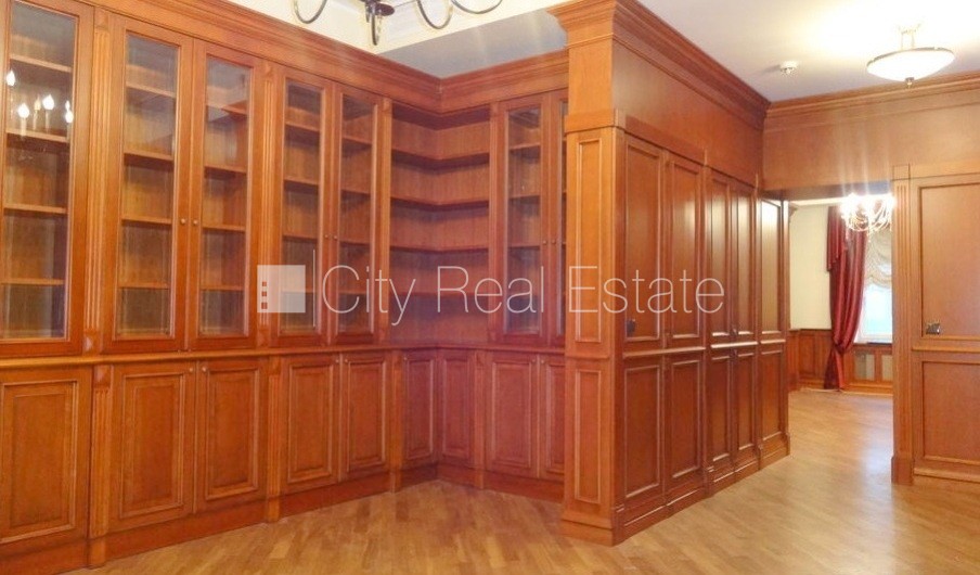 Sludinājumi. Fasādes māja, ieeja no ielas, kāpņu telpa pēc kosmētiskā remonta, logi vērsti mājas abās pusēs, Cena: 1350 EUR/mēn Foto #8