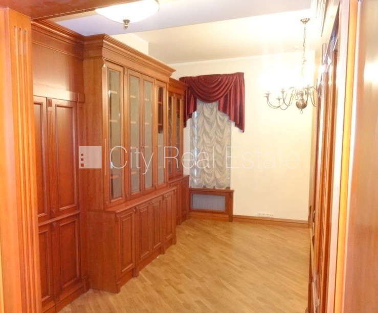 Sludinājumi. Fasādes māja, ieeja no ielas, kāpņu telpa pēc kosmētiskā remonta, logi vērsti mājas abās pusēs, Cena: 1350 EUR/mēn Foto #6