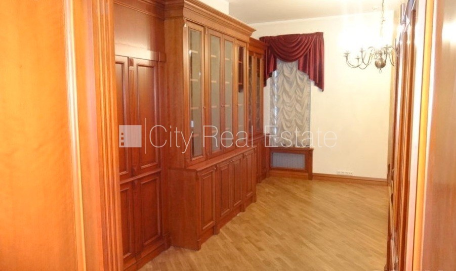 Sludinājumi. Fasādes māja, ieeja no ielas, kāpņu telpa pēc kosmētiskā remonta, logi vērsti mājas abās pusēs, Cena: 1350 EUR/mēn Foto #7