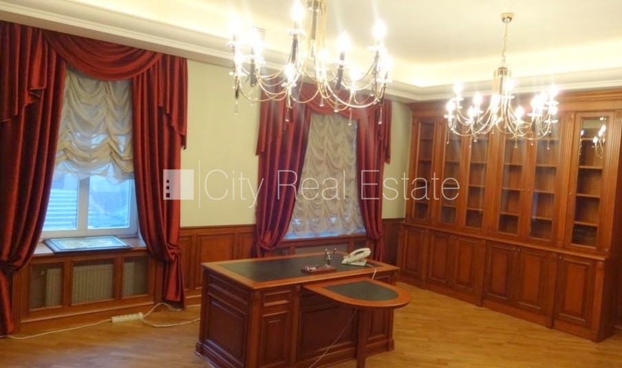 Sludinājumi. Fasādes māja, ieeja no ielas, kāpņu telpa pēc kosmētiskā remonta, logi vērsti mājas abās pusēs, Cena: 1350 EUR/mēn Foto #1