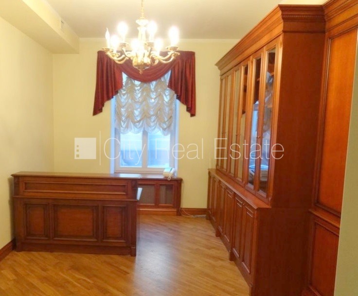 Sludinājumi. Fasādes māja, ieeja no ielas, kāpņu telpa pēc kosmētiskā remonta, logi vērsti mājas abās pusēs, Cena: 1350 EUR/mēn Foto #17