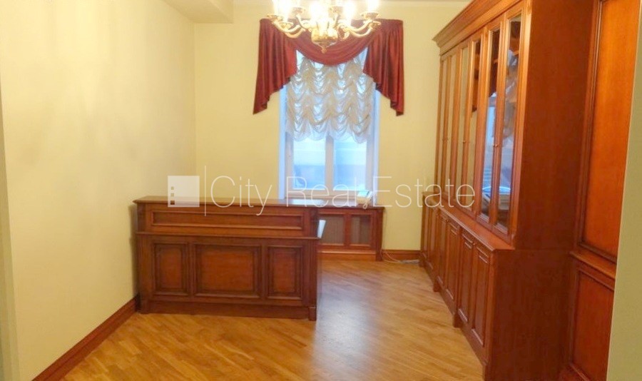 Sludinājumi. Fasādes māja, ieeja no ielas, kāpņu telpa pēc kosmētiskā remonta, logi vērsti mājas abās pusēs, Cena: 1350 EUR/mēn Foto #16