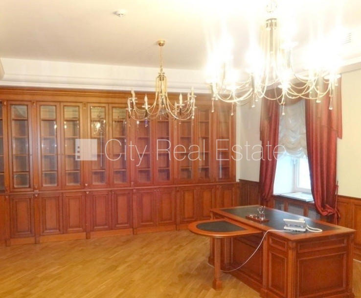 Sludinājumi. Fasādes māja, ieeja no ielas, kāpņu telpa pēc kosmētiskā remonta, logi vērsti mājas abās pusēs, Cena: 1350 EUR/mēn Foto #19