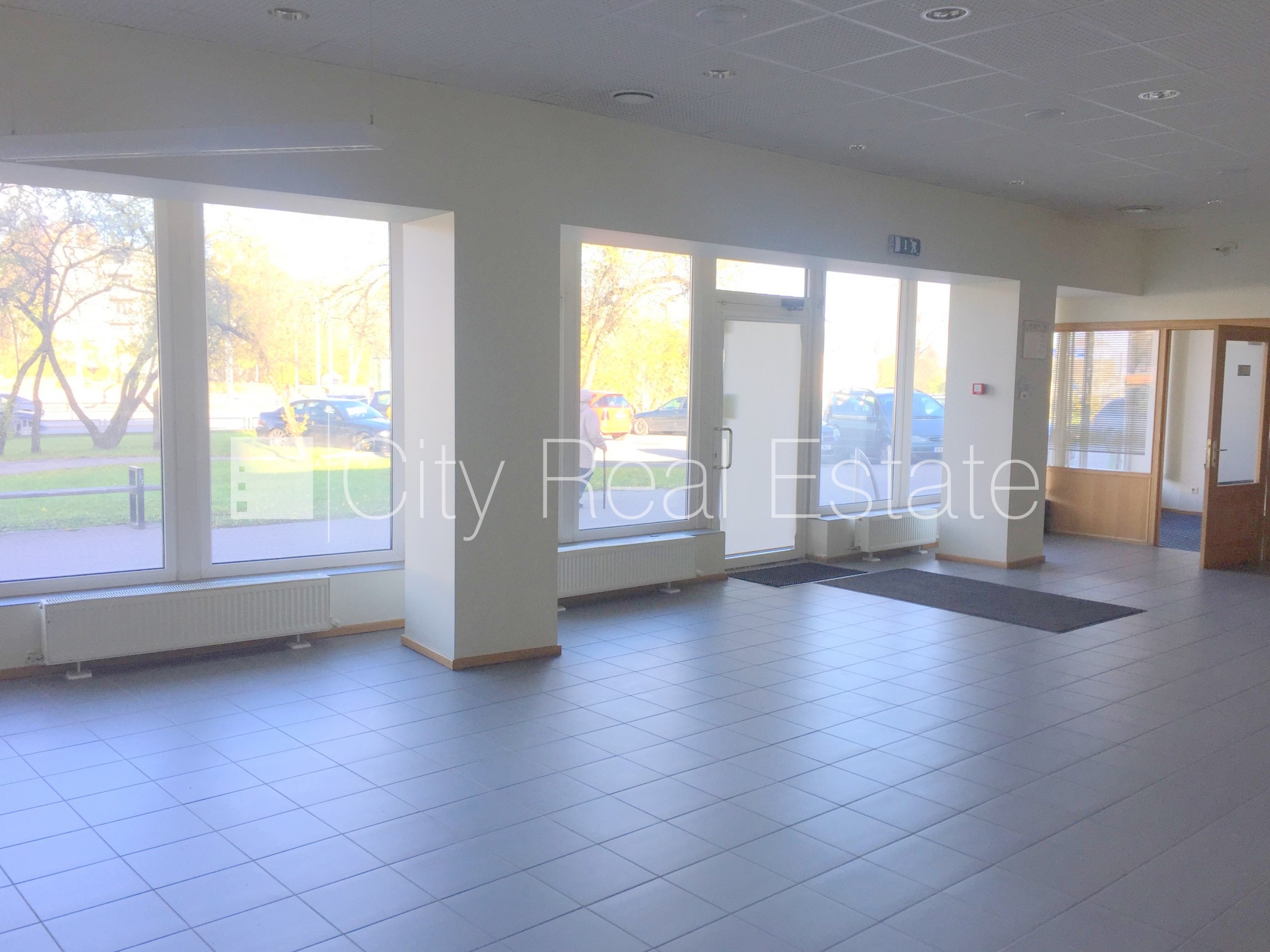 Объявление. Фасадный дом, плата за обслуживание одного квадратного метра в  месяц 1.6 EUR, вход с улицы, окна Цена: 1600 EUR/мес. Foto #2