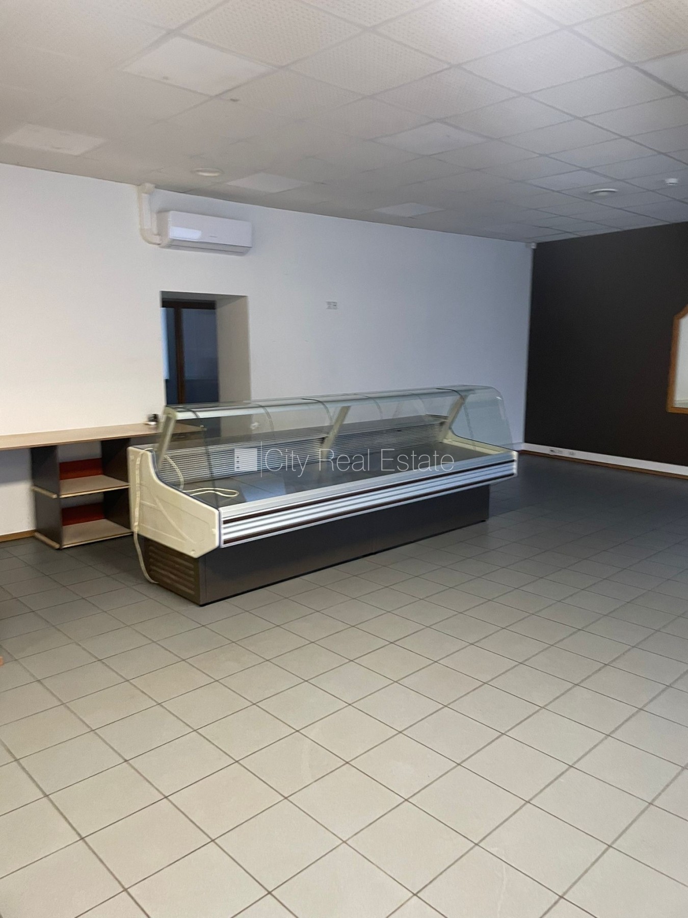 Объявление. Фасадный дом, плата за обслуживание одного квадратного метра в  месяц 1.6 EUR, вход с улицы, окна Цена: 1600 EUR/мес. Foto #4