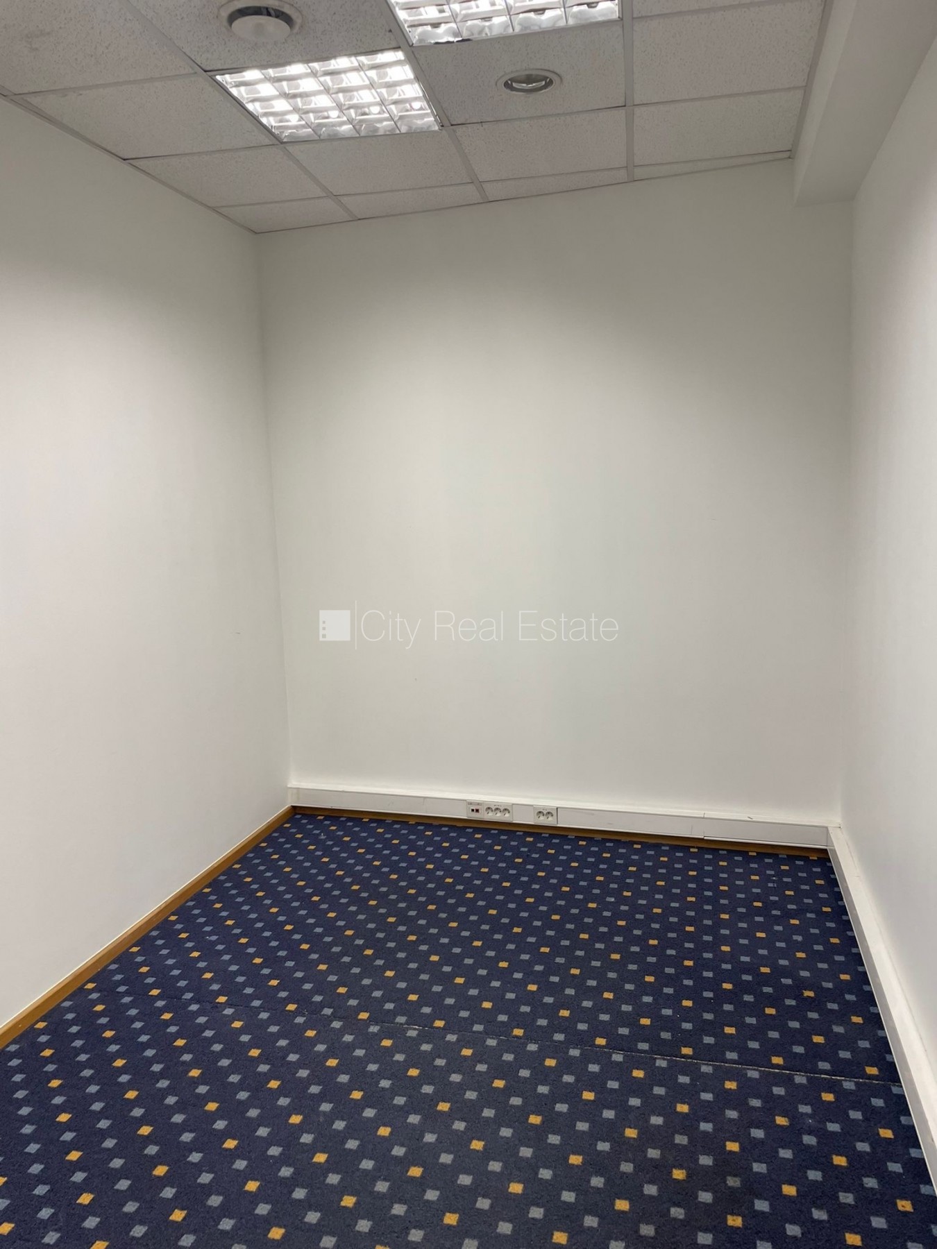 Объявление. Фасадный дом, плата за обслуживание одного квадратного метра в  месяц 1.6 EUR, вход с улицы, окна Цена: 1600 EUR/мес. Foto #8