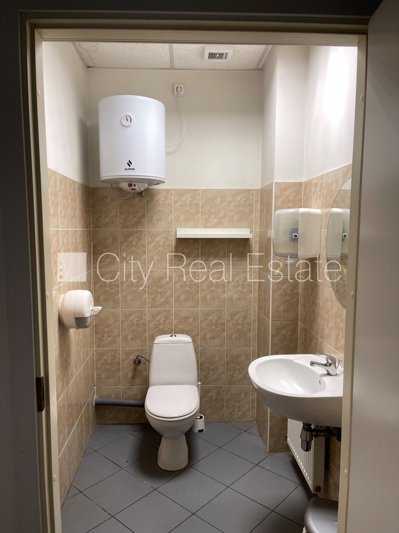 Объявление. Фасадный дом, плата за обслуживание одного квадратного метра в  месяц 1.6 EUR, вход с улицы, окна Цена: 1600 EUR/мес. Foto #11