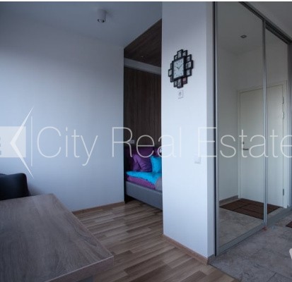 Sludinājumi. Renovēta māja, labiekārtota apzaļumota teritorija, vieta automašīnai, studio tipa, virtuve Cena: 420 EUR/mēn Foto #3