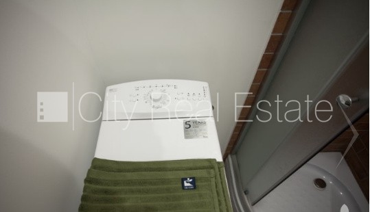 Sludinājumi. Renovēta māja, labiekārtota apzaļumota teritorija, vieta automašīnai, studio tipa, virtuve Cena: 420 EUR/mēn Foto #10