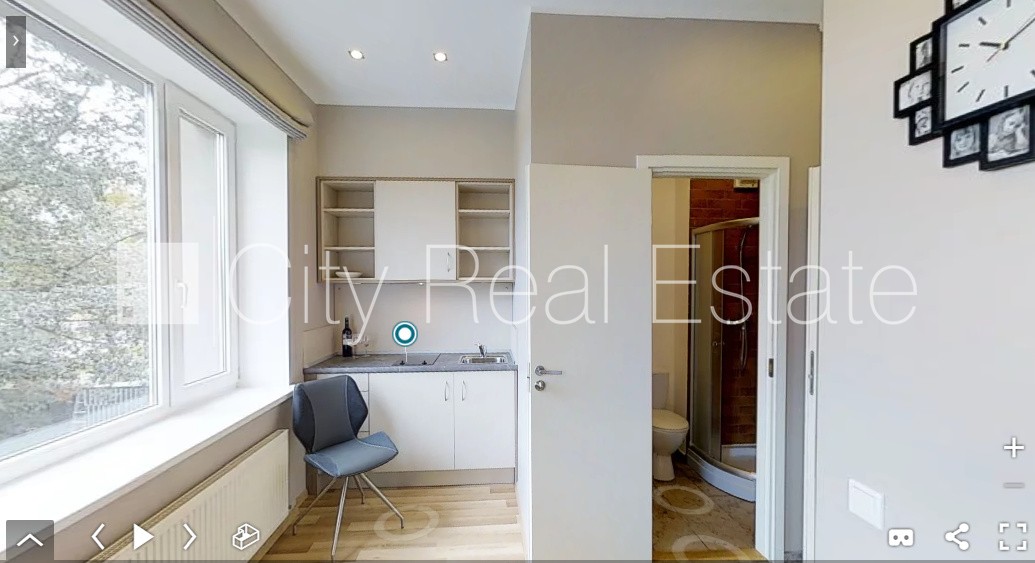 Sludinājumi. Renovēta māja, labiekārtota apzaļumota teritorija, vieta automašīnai, studio tipa, virtuve Cena: 420 EUR/mēn Foto #1