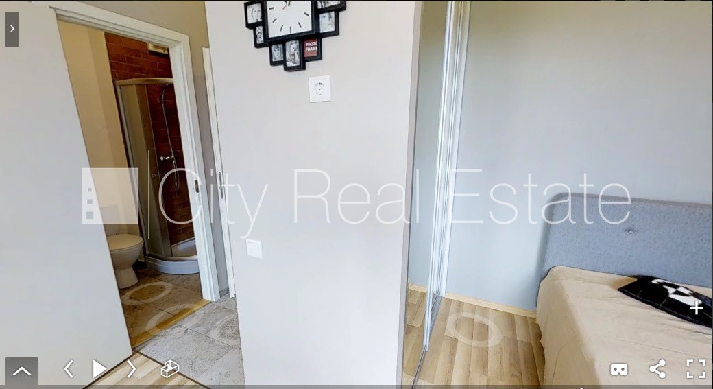 Sludinājumi. Renovēta māja, labiekārtota apzaļumota teritorija, vieta automašīnai, studio tipa, virtuve Cena: 420 EUR/mēn Foto #4