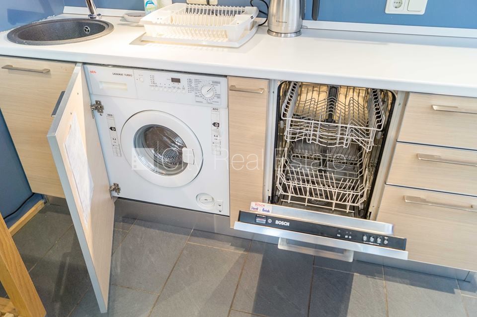 Sludinājumi. Fasādes māja, bruģēts piebraucamais ceļš, ieeja no pagalma, kāpņu telpa pēc kosmētiskā remonta, Cena: 149900 EUR Foto #11