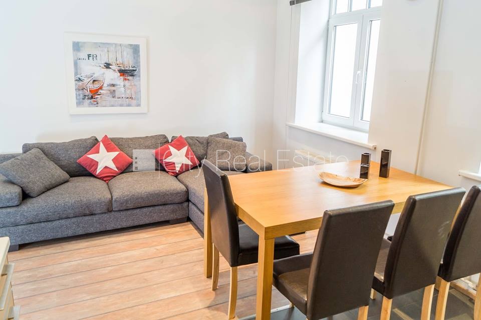 Sludinājumi. Fasādes māja, bruģēts piebraucamais ceļš, ieeja no pagalma, kāpņu telpa pēc kosmētiskā remonta, Cena: 149900 EUR Foto #3