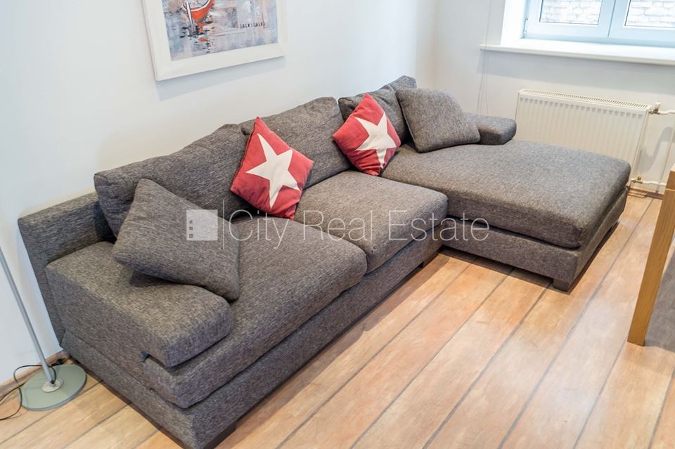 Sludinājumi. Fasādes māja, bruģēts piebraucamais ceļš, ieeja no pagalma, kāpņu telpa pēc kosmētiskā remonta, Cena: 149900 EUR Foto #2