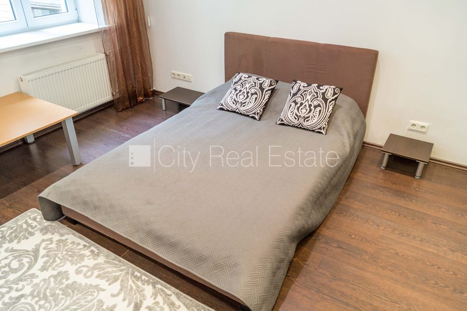 Sludinājumi. Fasādes māja, bruģēts piebraucamais ceļš, ieeja no pagalma, kāpņu telpa pēc kosmētiskā remonta, Cena: 149900 EUR Foto #5