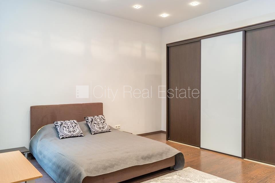 Sludinājumi. Fasādes māja, bruģēts piebraucamais ceļš, ieeja no pagalma, kāpņu telpa pēc kosmētiskā remonta, Cena: 149900 EUR Foto #6