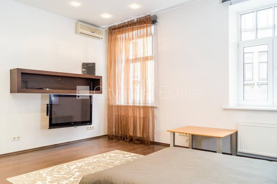 Sludinājumi. Fasādes māja, bruģēts piebraucamais ceļš, ieeja no pagalma, kāpņu telpa pēc kosmētiskā remonta, Cena: 149900 EUR Foto #7