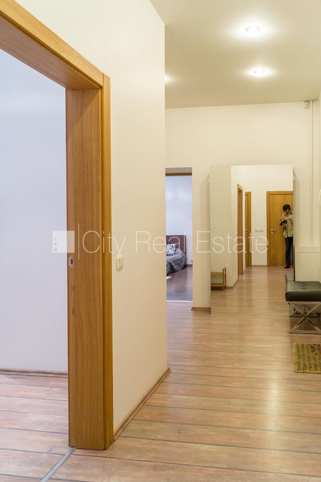 Sludinājumi. Fasādes māja, bruģēts piebraucamais ceļš, ieeja no pagalma, kāpņu telpa pēc kosmētiskā remonta, Cena: 149900 EUR Foto #8