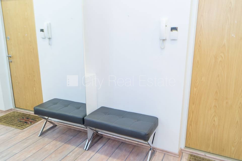 Sludinājumi. Fasādes māja, bruģēts piebraucamais ceļš, ieeja no pagalma, kāpņu telpa pēc kosmētiskā remonta, Cena: 149900 EUR Foto #16