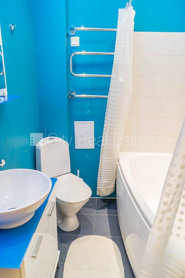 Sludinājumi. Fasādes māja, bruģēts piebraucamais ceļš, ieeja no pagalma, kāpņu telpa pēc kosmētiskā remonta, Cena: 149900 EUR Foto #14