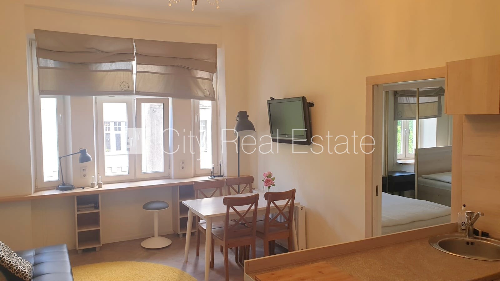 Sludinājumi. Fasādes māja, renovēta māja, ieeja no ielas, ir lifts, kāpņu telpa pēc kosmētiskā remonta, logi Cena: 680 EUR/mēn Foto #1