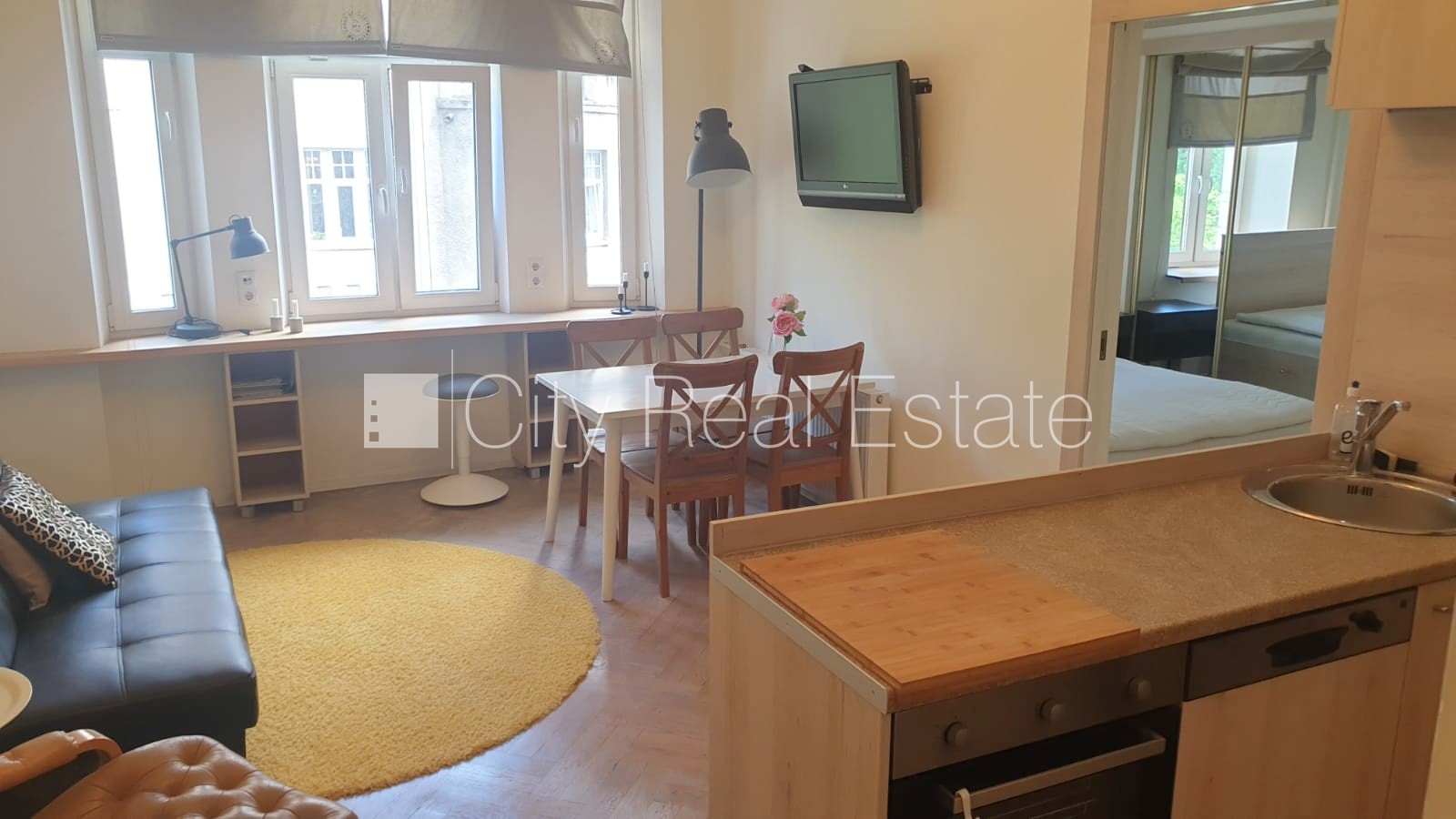 Sludinājumi. Fasādes māja, renovēta māja, ieeja no ielas, ir lifts, kāpņu telpa pēc kosmētiskā remonta, logi Cena: 680 EUR/mēn Foto #2