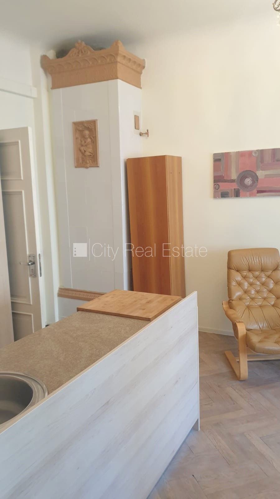 Sludinājumi. Fasādes māja, renovēta māja, ieeja no ielas, ir lifts, kāpņu telpa pēc kosmētiskā remonta, logi Cena: 680 EUR/mēn Foto #3