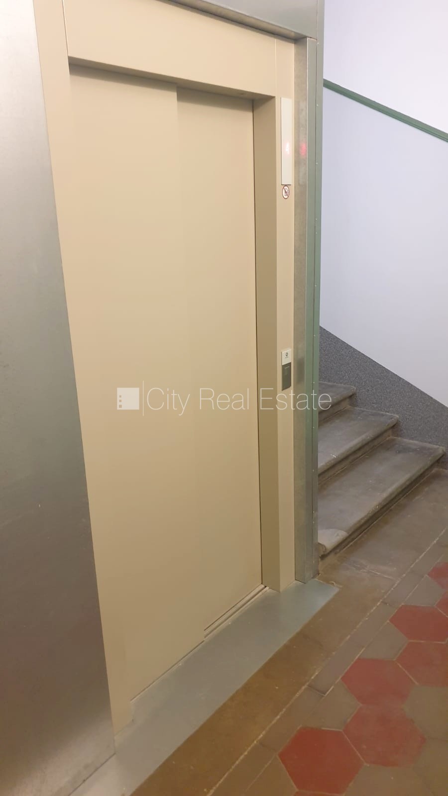 Sludinājumi. Fasādes māja, renovēta māja, ieeja no ielas, ir lifts, kāpņu telpa pēc kosmētiskā remonta, logi Cena: 680 EUR/mēn Foto #21