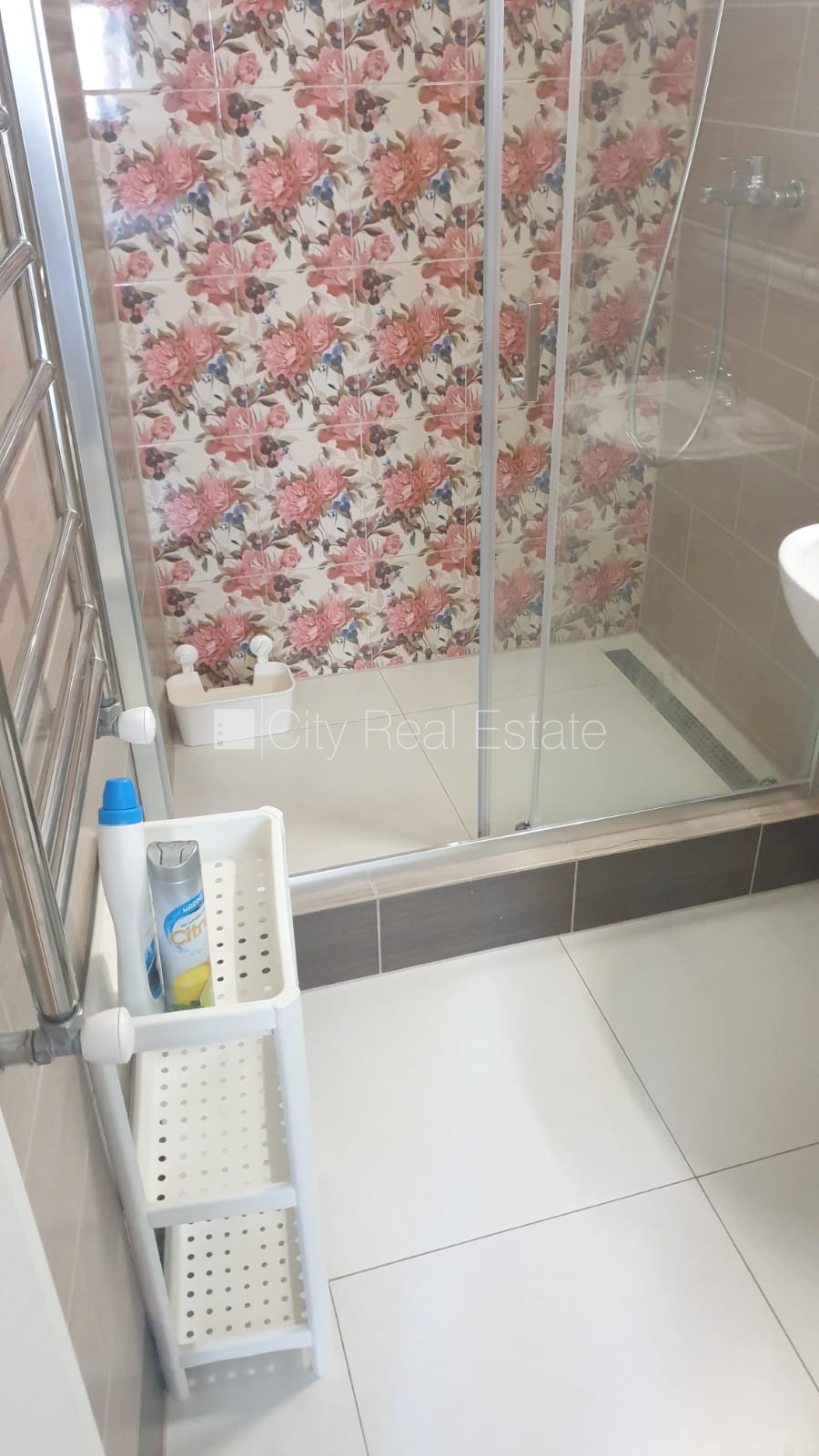 Sludinājumi. Fasādes māja, renovēta māja, ieeja no ielas, ir lifts, kāpņu telpa pēc kosmētiskā remonta, logi Cena: 680 EUR/mēn Foto #19