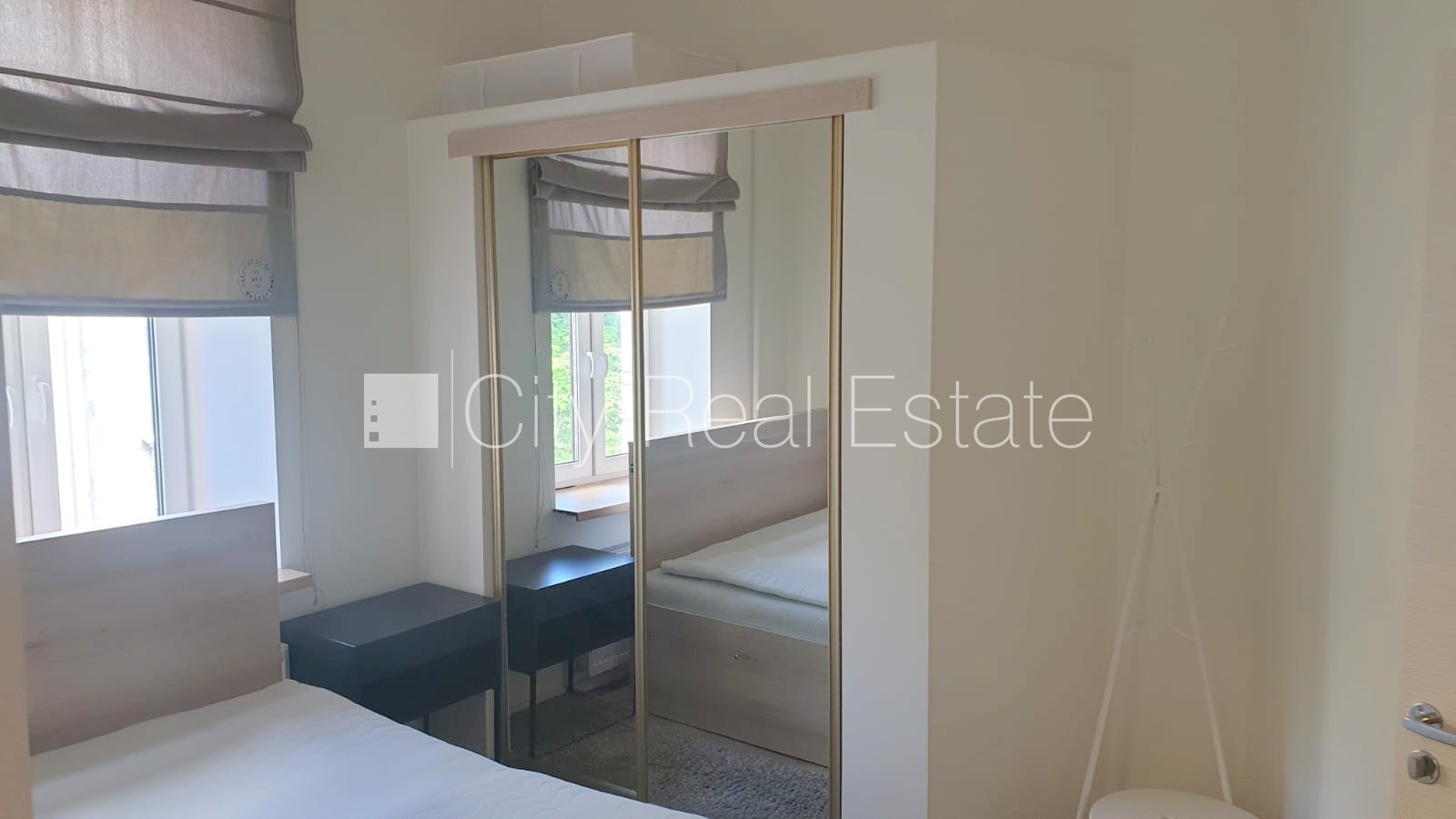 Sludinājumi. Fasādes māja, renovēta māja, ieeja no ielas, ir lifts, kāpņu telpa pēc kosmētiskā remonta, logi Cena: 680 EUR/mēn Foto #17