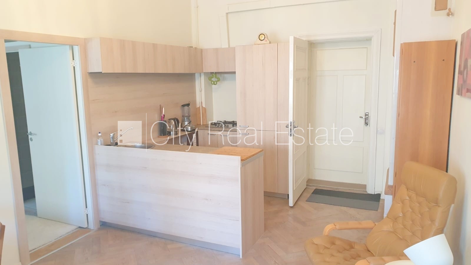 Sludinājumi. Fasādes māja, renovēta māja, ieeja no ielas, ir lifts, kāpņu telpa pēc kosmētiskā remonta, logi Cena: 680 EUR/mēn Foto #8