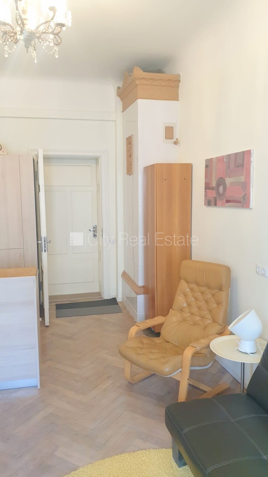 Sludinājumi. Fasādes māja, renovēta māja, ieeja no ielas, ir lifts, kāpņu telpa pēc kosmētiskā remonta, logi Cena: 680 EUR/mēn Foto #11