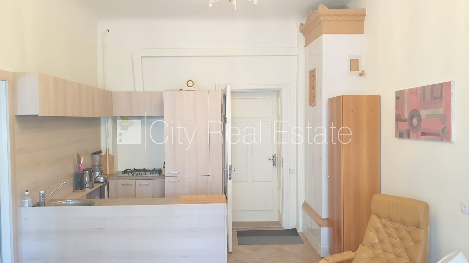 Sludinājumi. Fasādes māja, renovēta māja, ieeja no ielas, ir lifts, kāpņu telpa pēc kosmētiskā remonta, logi Cena: 680 EUR/mēn Foto #9