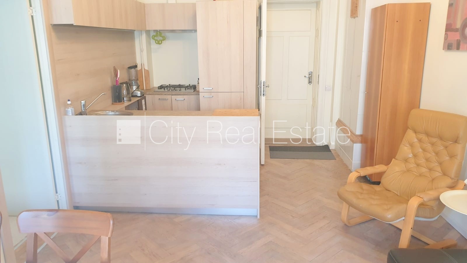 Sludinājumi. Fasādes māja, renovēta māja, ieeja no ielas, ir lifts, kāpņu telpa pēc kosmētiskā remonta, logi Cena: 680 EUR/mēn Foto #12