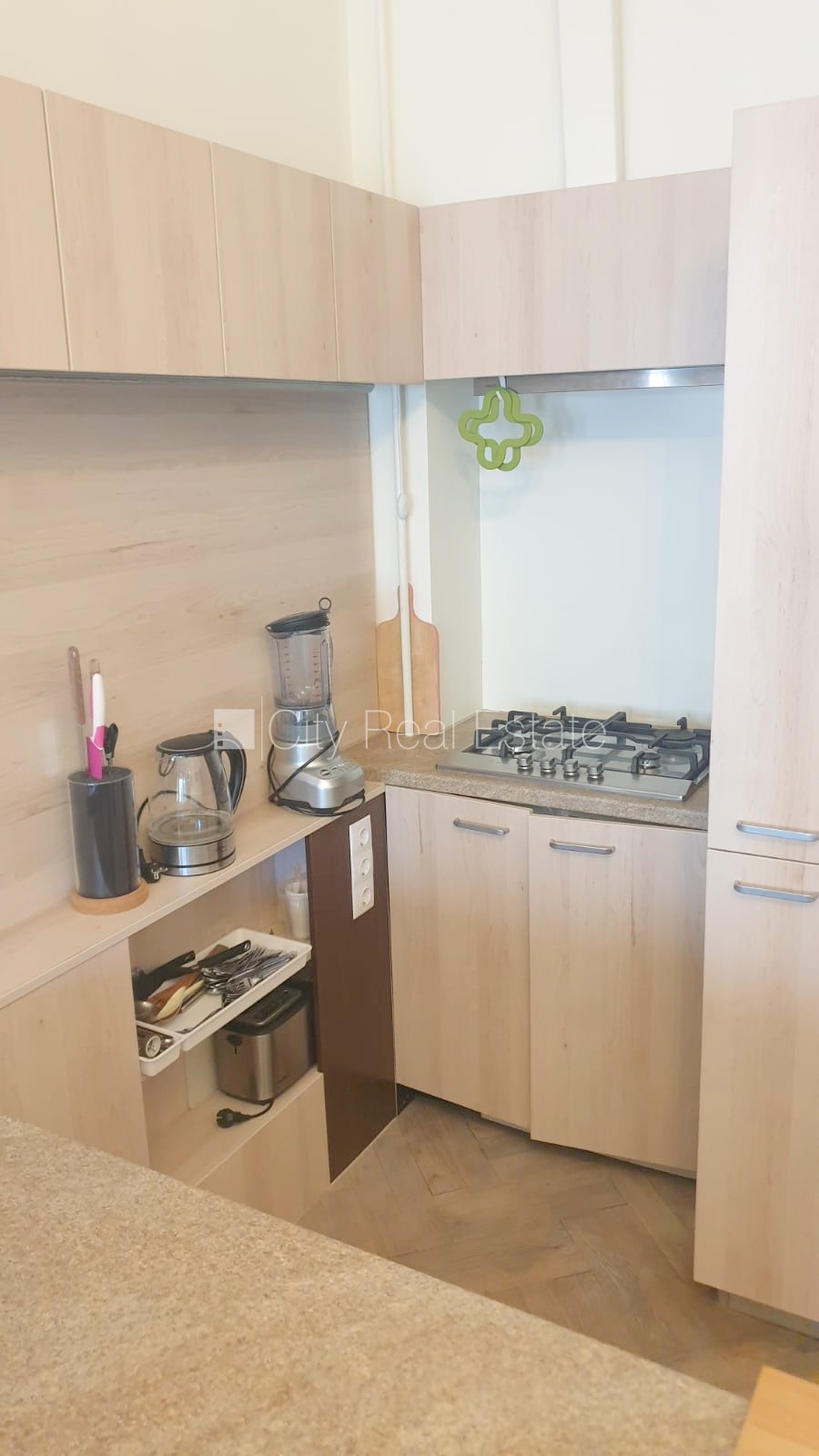 Sludinājumi. Fasādes māja, renovēta māja, ieeja no ielas, ir lifts, kāpņu telpa pēc kosmētiskā remonta, logi Cena: 680 EUR/mēn Foto #10