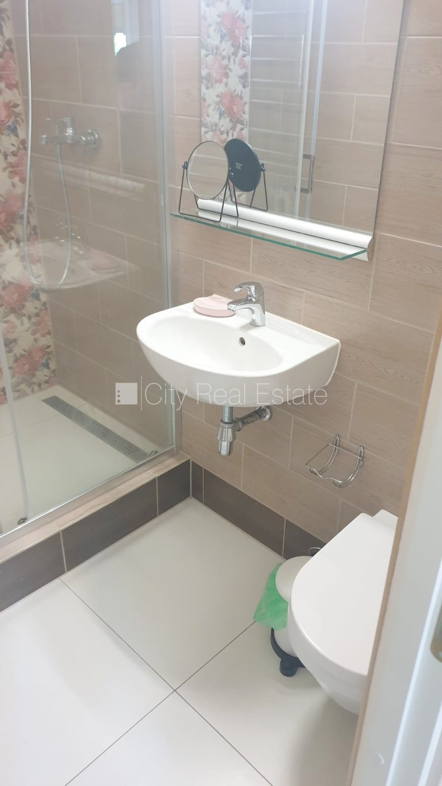 Sludinājumi. Fasādes māja, renovēta māja, ieeja no ielas, ir lifts, kāpņu telpa pēc kosmētiskā remonta, logi Cena: 680 EUR/mēn Foto #20