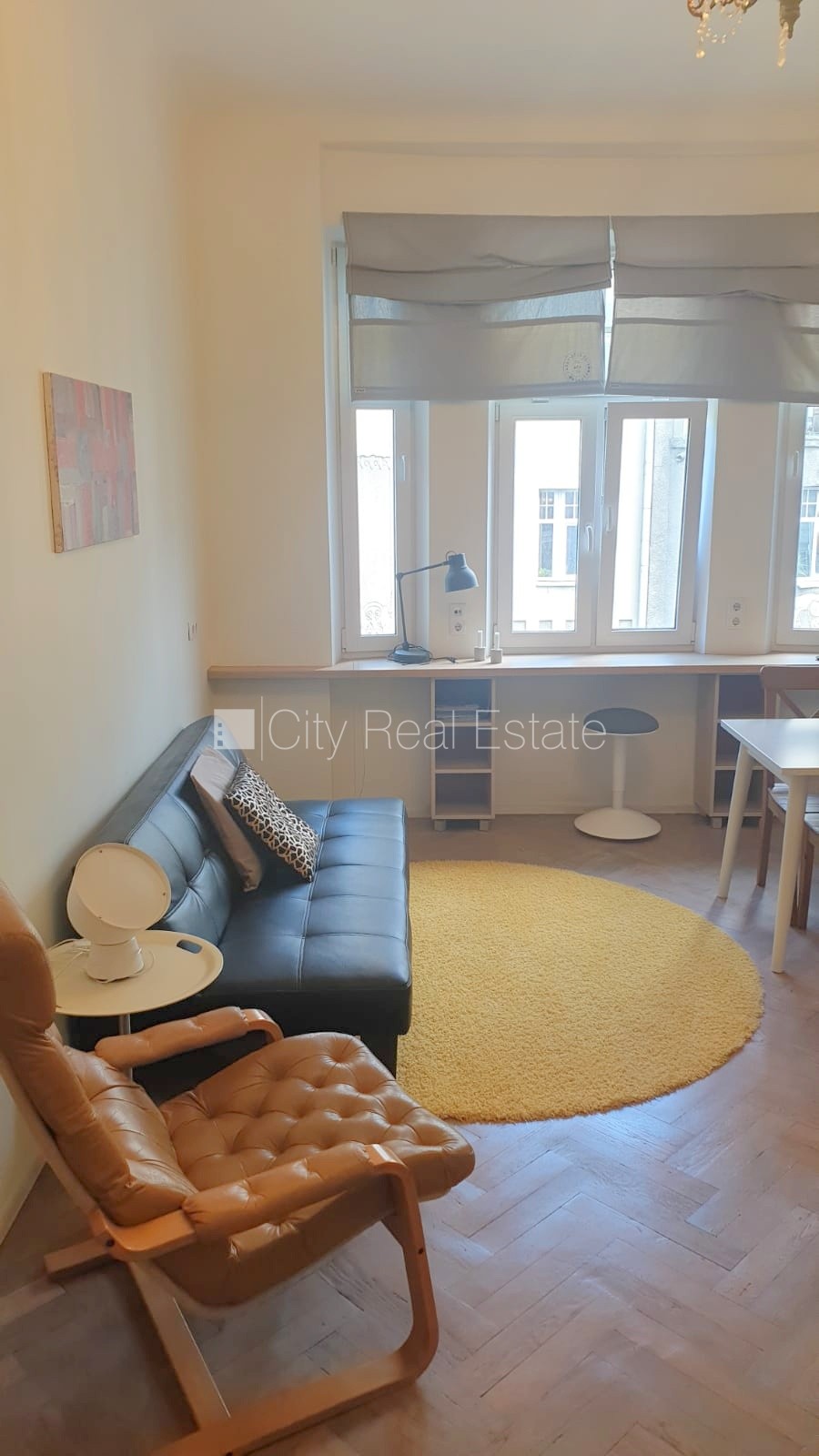 Sludinājumi. Fasādes māja, renovēta māja, ieeja no ielas, ir lifts, kāpņu telpa pēc kosmētiskā remonta, logi Cena: 680 EUR/mēn Foto #4