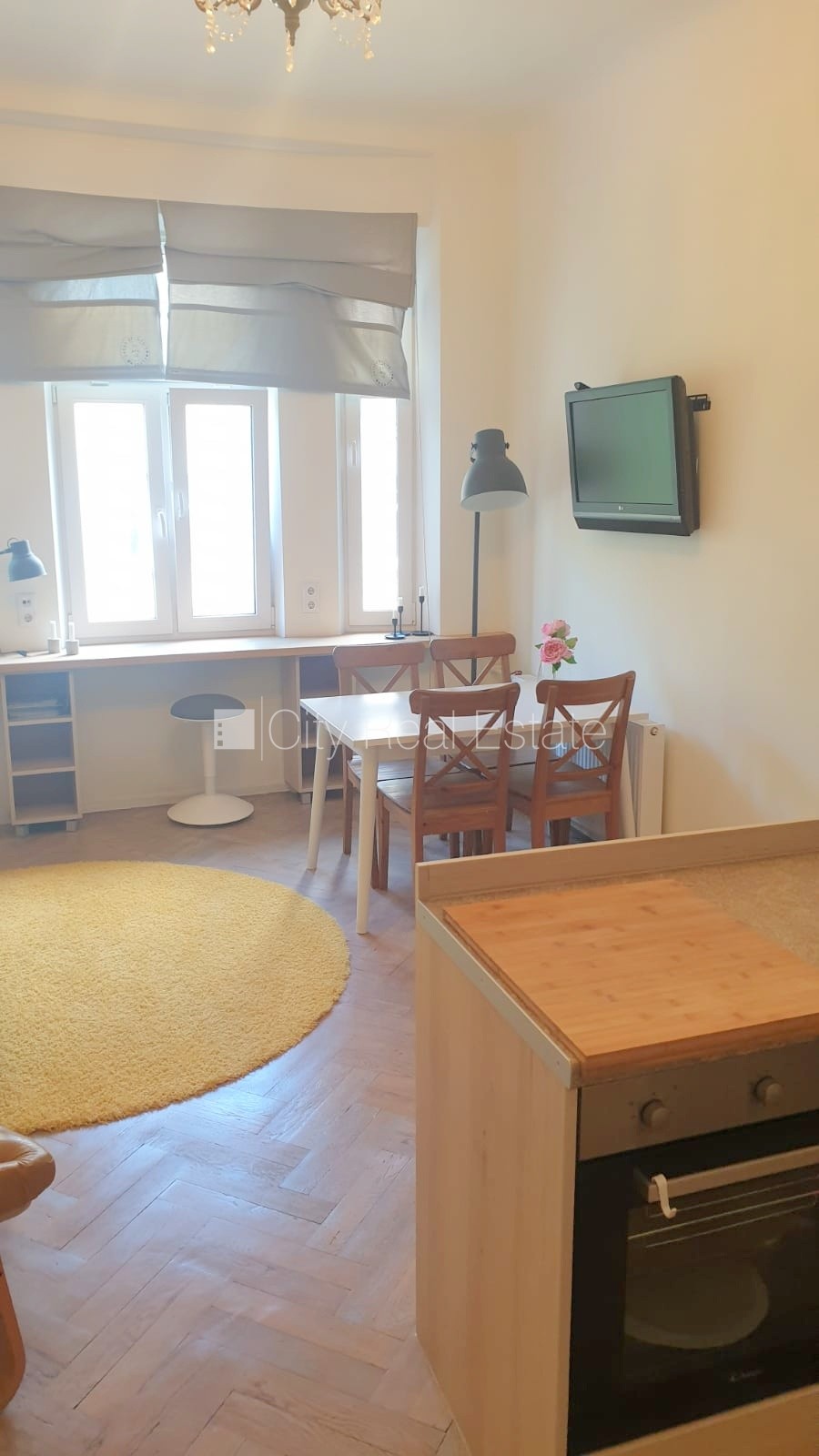 Sludinājumi. Fasādes māja, renovēta māja, ieeja no ielas, ir lifts, kāpņu telpa pēc kosmētiskā remonta, logi Cena: 680 EUR/mēn Foto #5