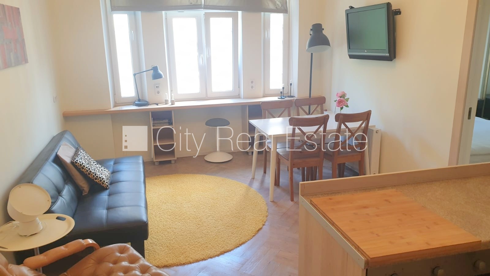 Sludinājumi. Fasādes māja, renovēta māja, ieeja no ielas, ir lifts, kāpņu telpa pēc kosmētiskā remonta, logi Cena: 680 EUR/mēn Foto #7