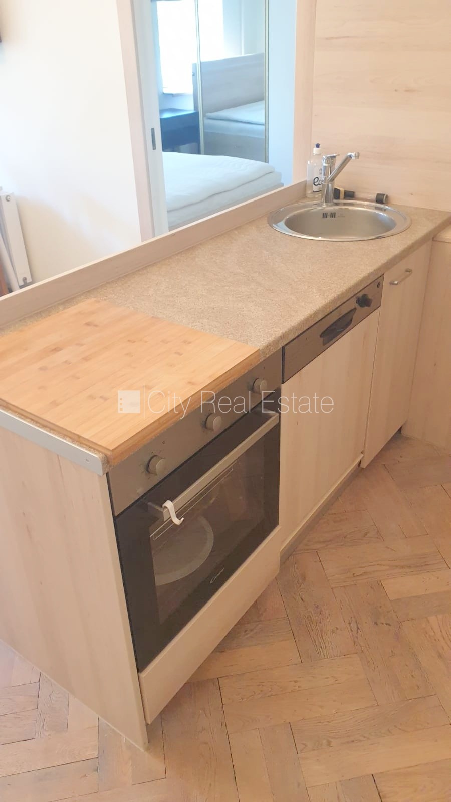 Sludinājumi. Fasādes māja, renovēta māja, ieeja no ielas, ir lifts, kāpņu telpa pēc kosmētiskā remonta, logi Cena: 680 EUR/mēn Foto #13