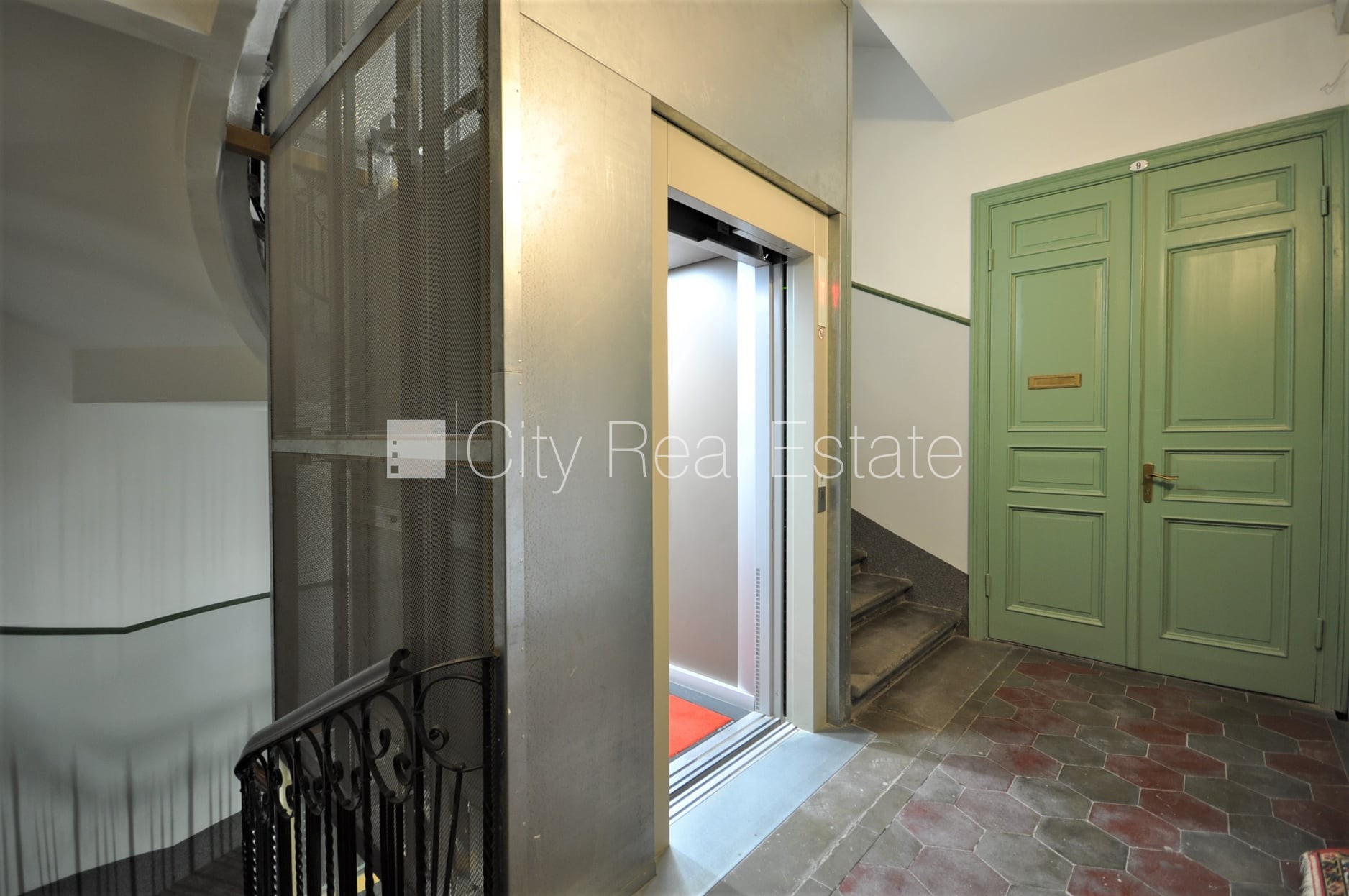 Sludinājumi. Fasādes māja, renovēta māja, ieeja no ielas, ir lifts, kāpņu telpa pēc kosmētiskā remonta, logi Cena: 680 EUR/mēn Foto #22