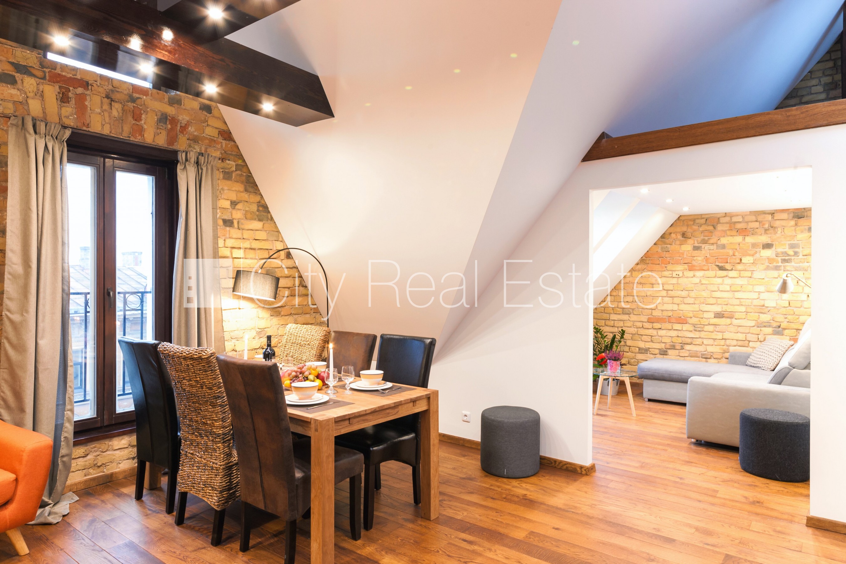 Sludinājumi. Renovēta māja, luksuss apartamenti , mansards, ir lifts, guļamistabu skaits 2 gab., viesistaba, Cena: 1100 EUR/mēn Foto #2