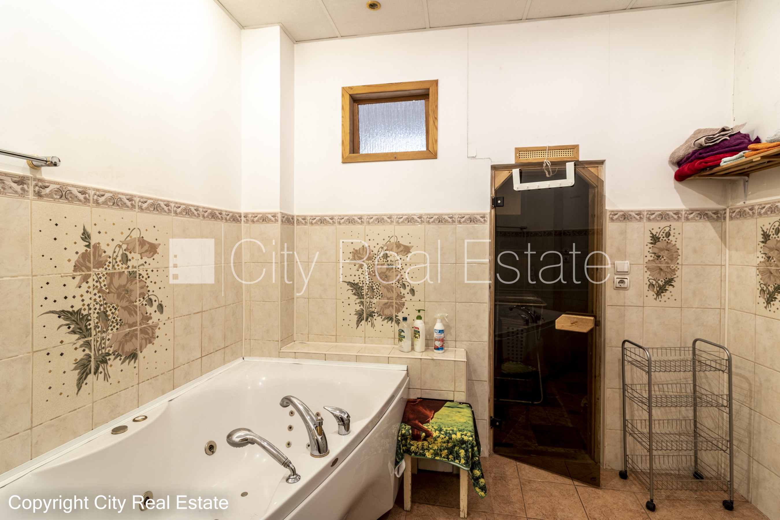 Sludinājumi. Pagalma māja, renovēta māja, slēgts pagalms, ieeja no pagalma, kāpņu telpa pēc kosmētiskā remonta, Cena: 265000 EUR Foto #22