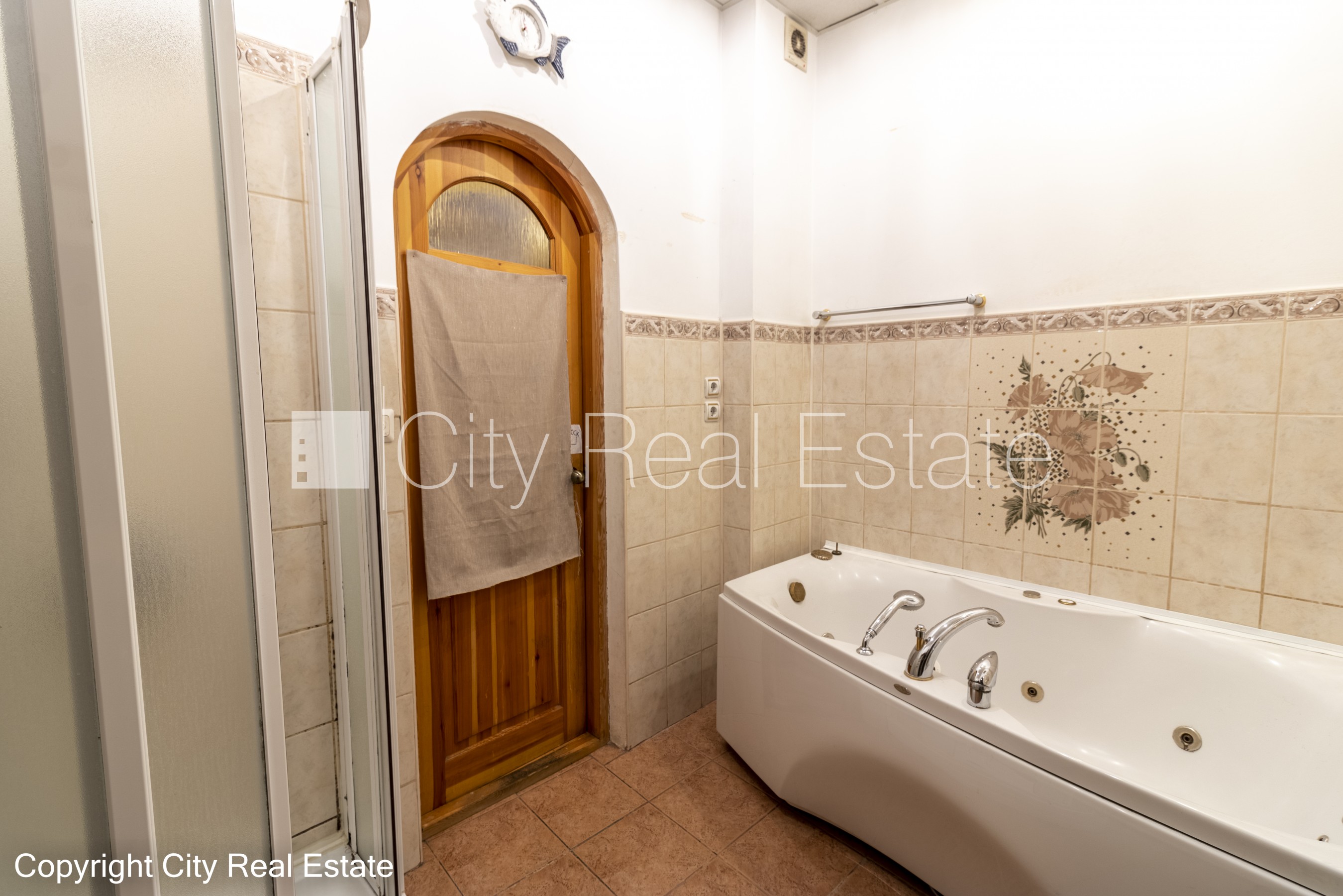 Sludinājumi. Pagalma māja, renovēta māja, slēgts pagalms, ieeja no pagalma, kāpņu telpa pēc kosmētiskā remonta, Cena: 265000 EUR Foto #23