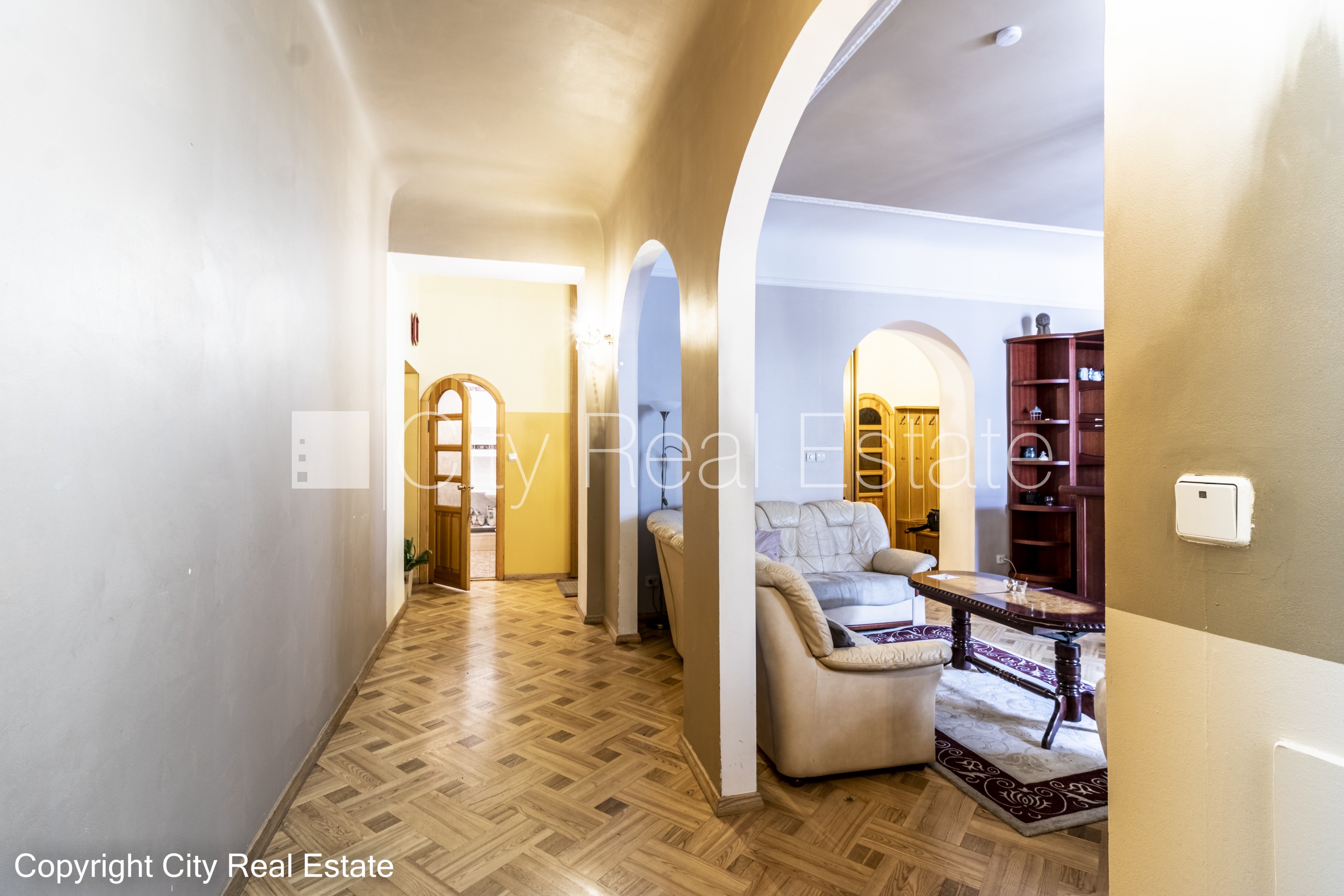 Sludinājumi. Pagalma māja, renovēta māja, slēgts pagalms, ieeja no pagalma, kāpņu telpa pēc kosmētiskā remonta, Cena: 265000 EUR Foto #13