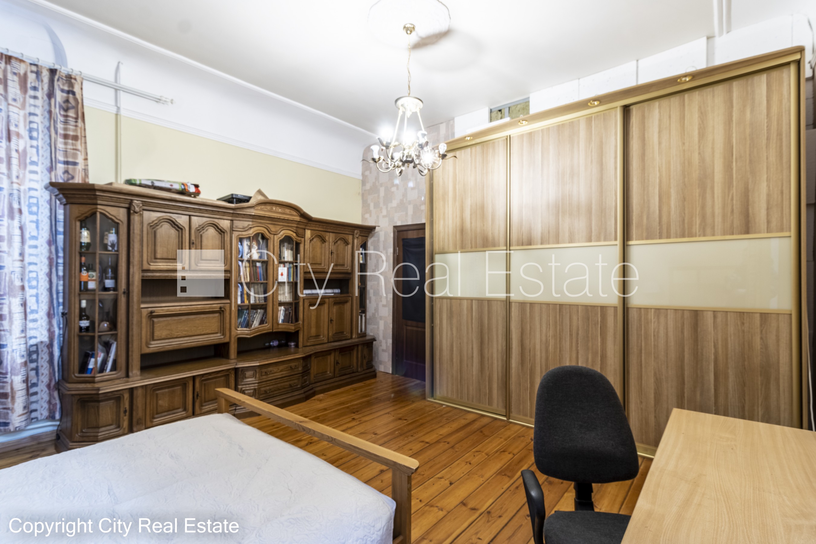 Sludinājumi. Pagalma māja, renovēta māja, slēgts pagalms, ieeja no pagalma, kāpņu telpa pēc kosmētiskā remonta, Cena: 265000 EUR Foto #18